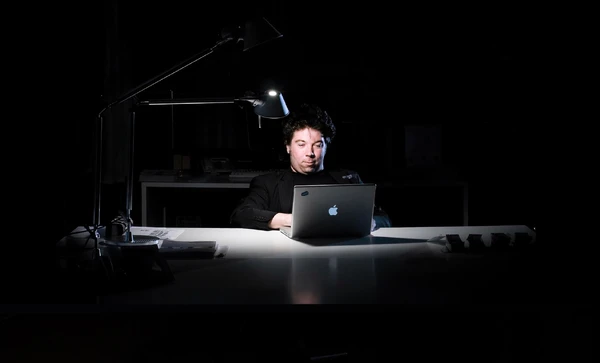 Bld von Felix Schwenzel vor einem Laptop sitzend